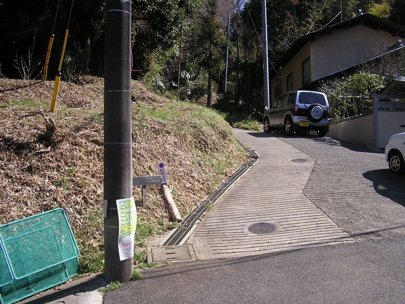 天園 -- この電柱を目印に左折する
