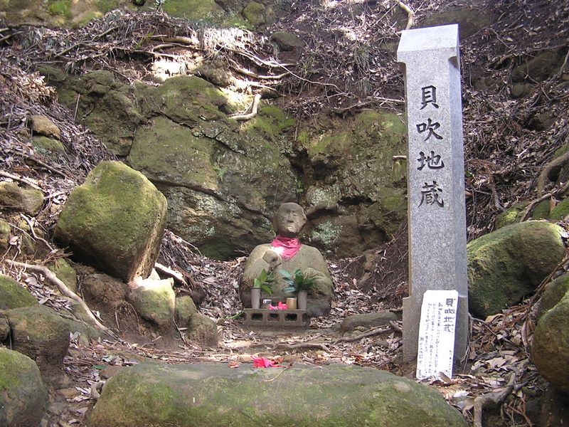 天園 -- 地蔵様が貝を吹き鳴らしたという伝説が書かれている