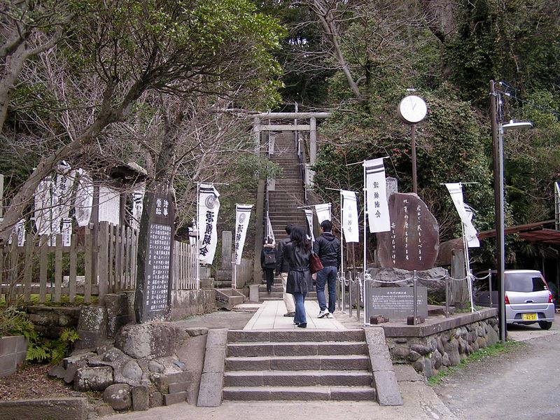 天園 -- 「君出でゝ　民もしづまり　九重の　塵もをさまる　世とはなりにけり」