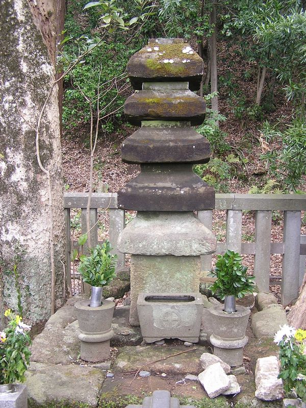 天園 -- てっぺんが落ちた頼朝の墓