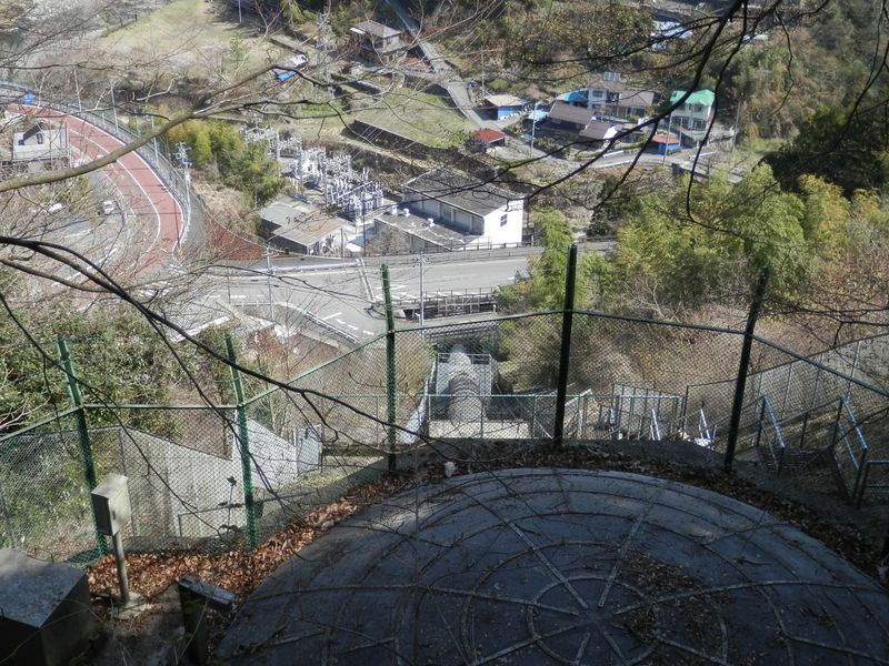 水圧管の上から氷川発電所を見下ろす