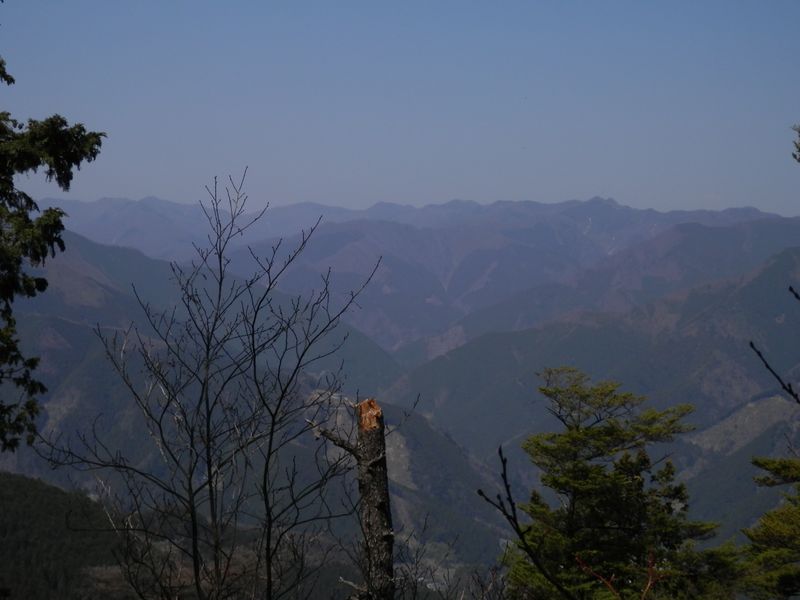 天地山頂は北面が開け、長沢背稜を望める