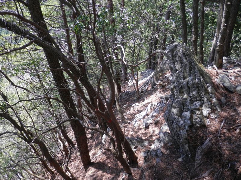 天地山頂を越えると、狭く急峻な岩場