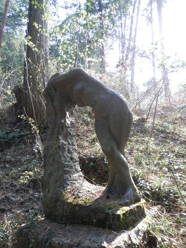 苔の生した登計園地の裸婦像