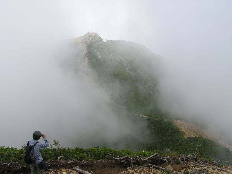 天狗岳 -- 東天狗の頂上に立つ人々が見える