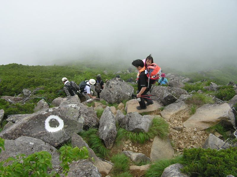 天狗岳 -- 危なそうな箇所では、お父さんがひょいと抱えてくれる