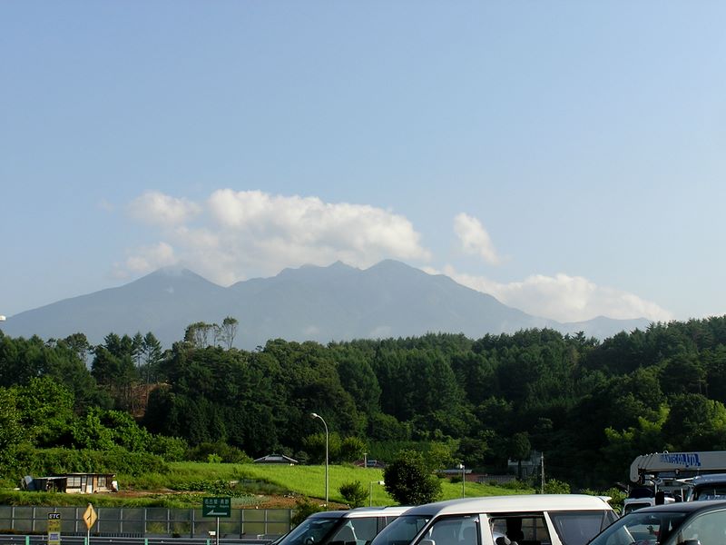 天狗岳 -- 八ヶ岳パーキングエリアより八ヶ岳を望む
