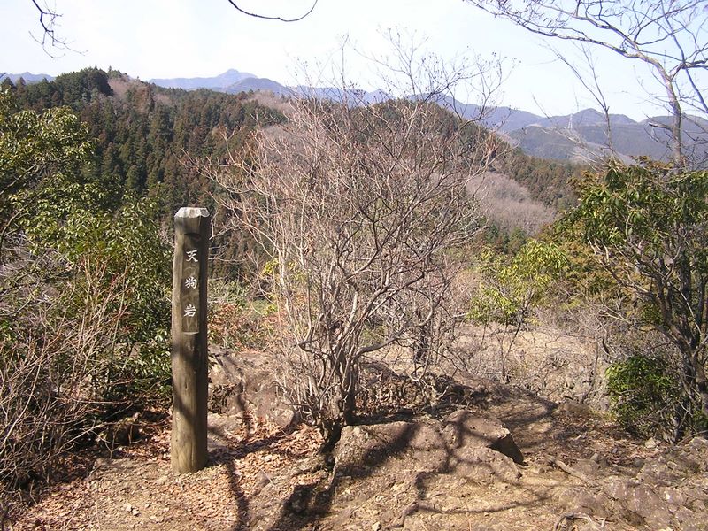 天狗岩・赤ぼっこ -- 天狗岩に到着。正面に、大岳山、御岳山、日の出山が見える。