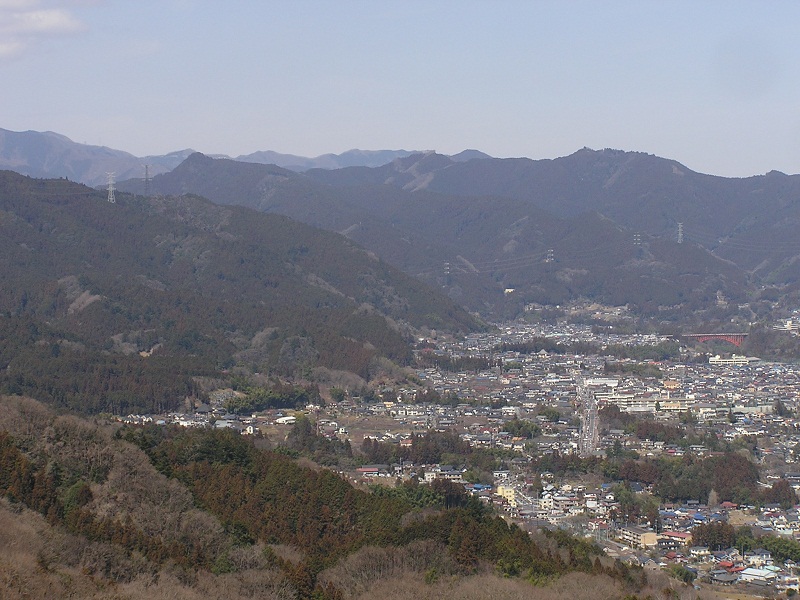 天狗岩・赤ぼっこ -- 赤ぼっこより高水三山を望む