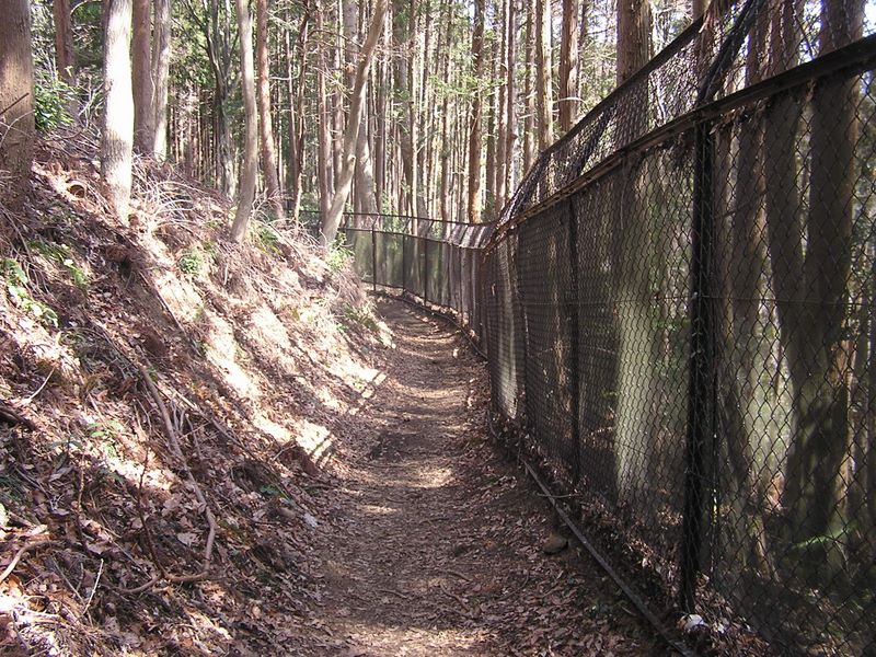 天狗岩・赤ぼっこ -- 二ツ塚処分場沿いに、遮光ネットつきフェンスが延々と続く