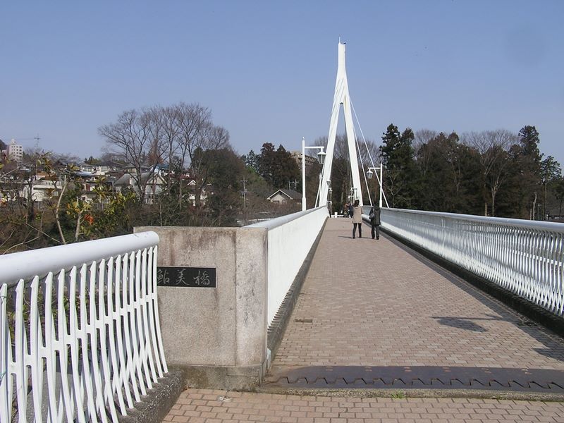 天狗岩・赤ぼっこ -- 鮎美橋を渡って、青梅駅を目指す