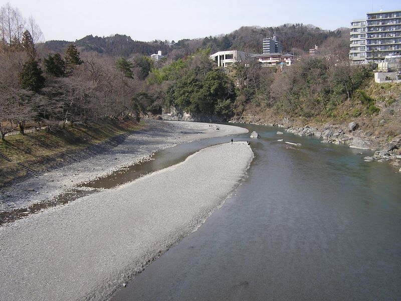 天狗岩・赤ぼっこ -- 鮎美橋より、多摩川の上流を望む