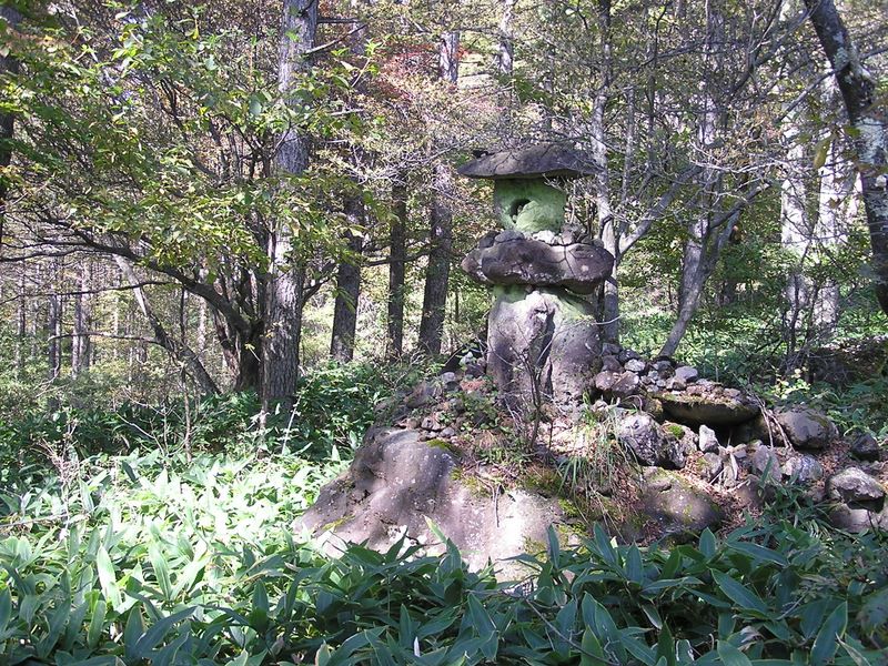 まきば公園・天女山 -- 古い石塔