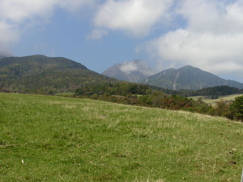 まきば公園・天女山 -- 赤岳が顔を出した