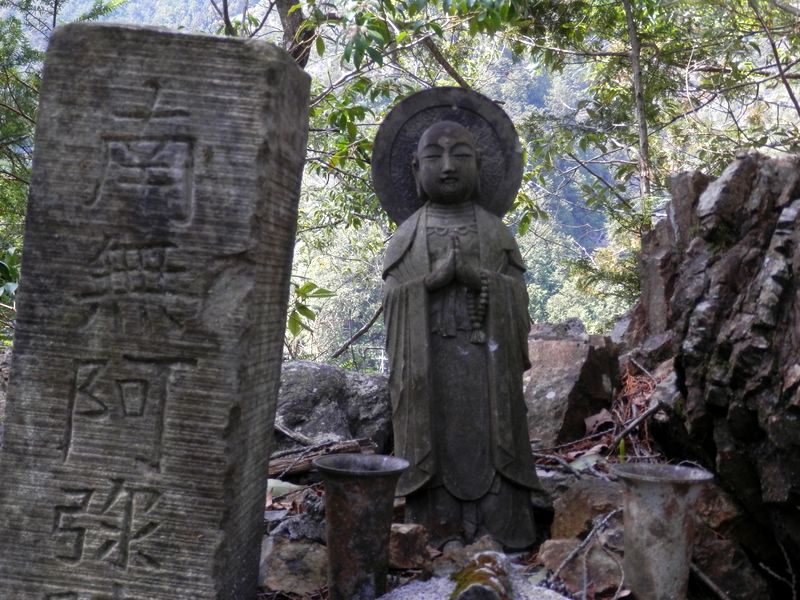 地蔵様の後ろは絶壁