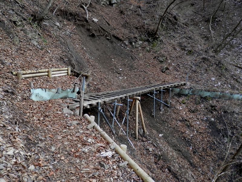 崩落地の桟道