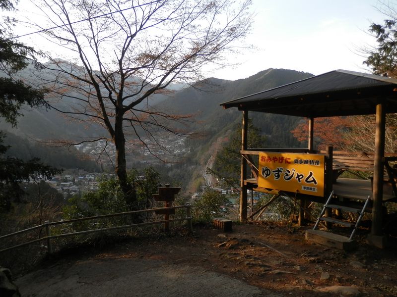 寸庭は右へ、鳩ノ巣は左へ