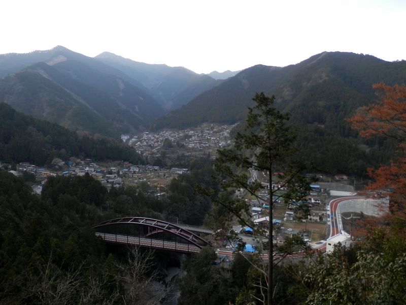 左にチクマ山と本仁田山