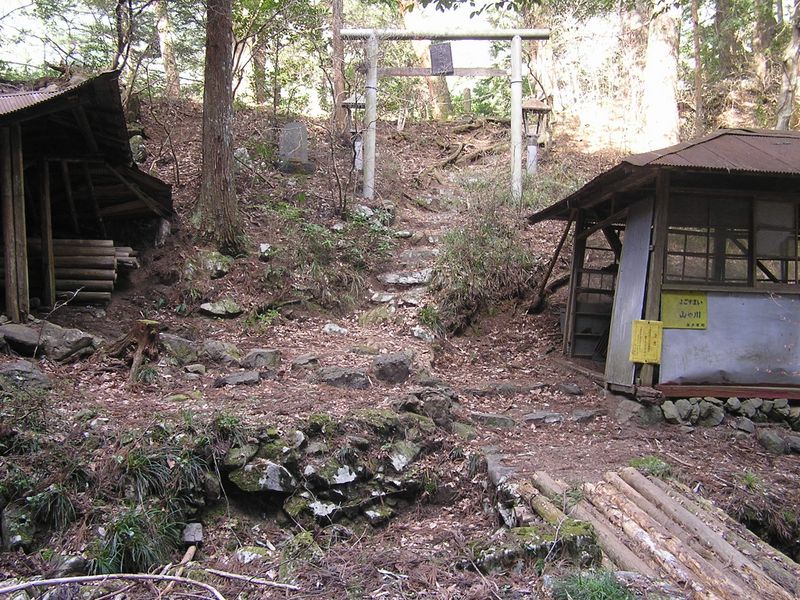 鉄五郎新道から大塚山 -- 金比羅神社の鳥居