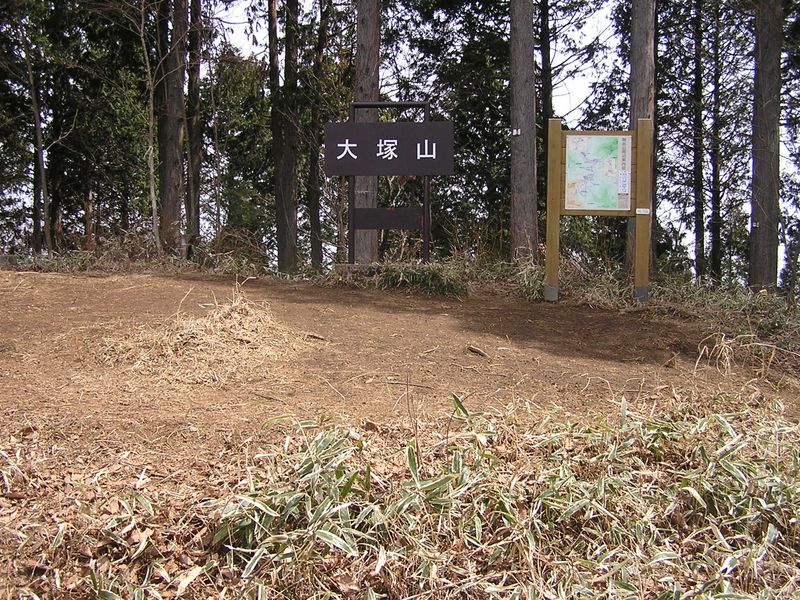 鉄五郎新道から大塚山 -- 見晴らしの良くなった大塚山頂で小休止