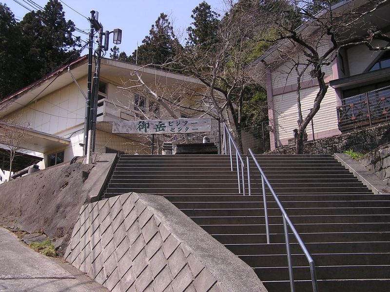 鉄五郎新道から大塚山 -- 御岳ビジターセンター前から旧参道を下る