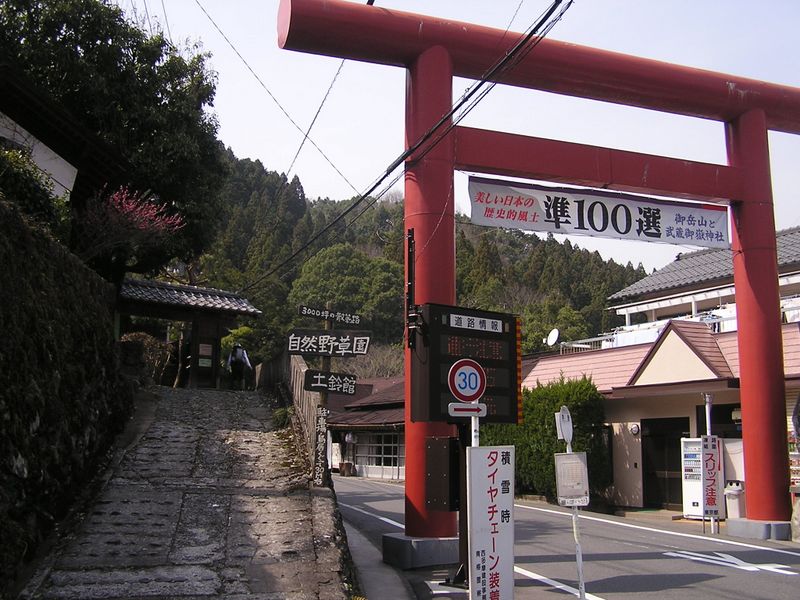 鉄五郎新道から大塚山 -- 吉野街道より、来た道を振り返る