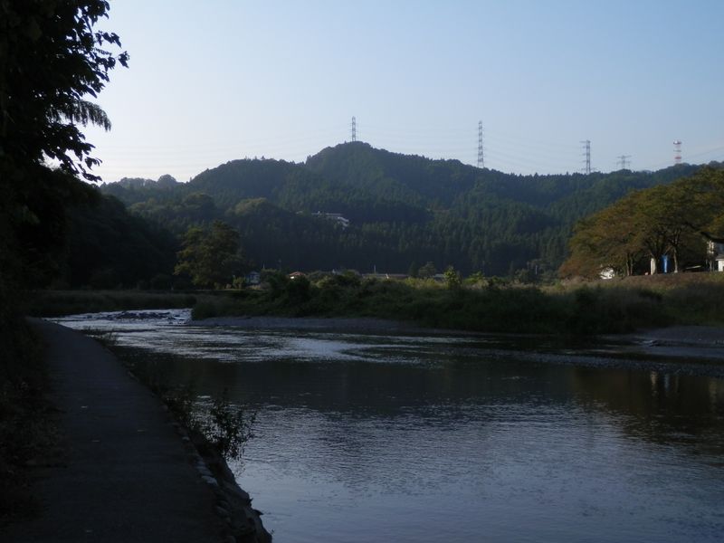 ずっと秋川右岸の遊歩道を進む