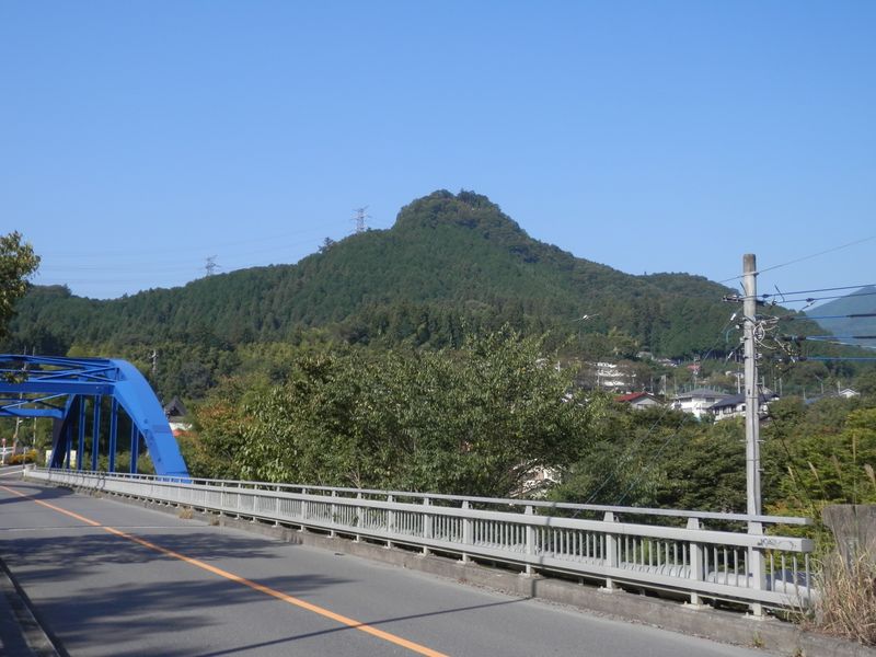 城山と沢戸橋