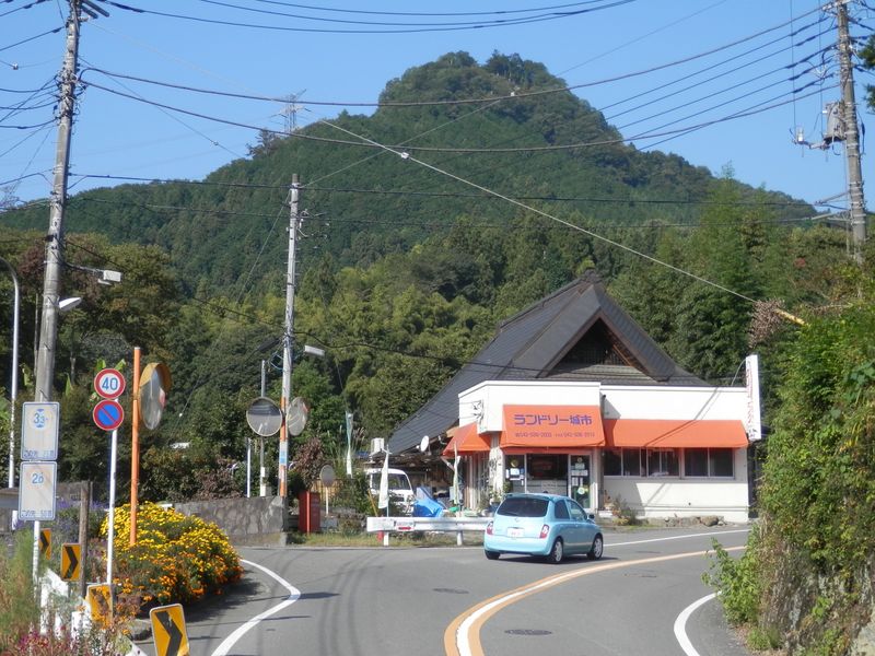 沢戸橋を渡って右にカーブ