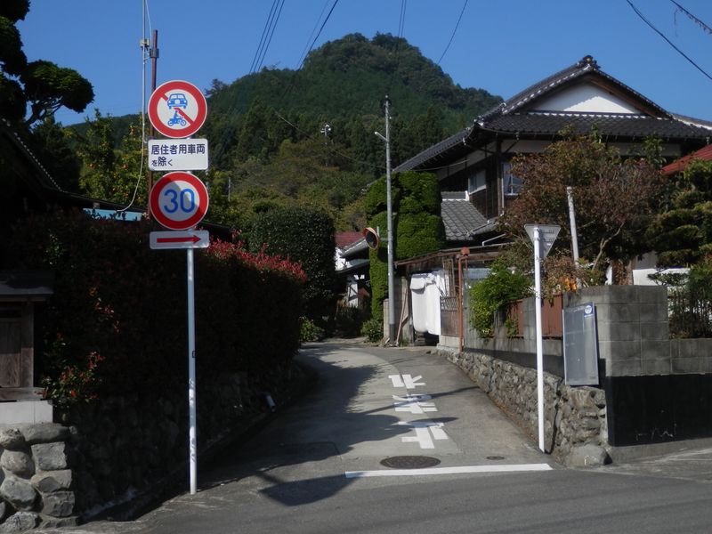 この小路から戸倉小学校と光厳寺を目指す