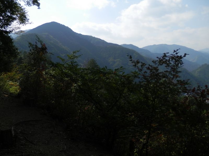 茱莄御前（ぐみごぜん：左）と松生山