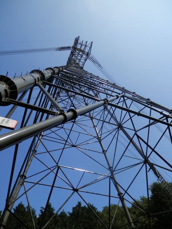 このような送電鉄塔を2回くぐる