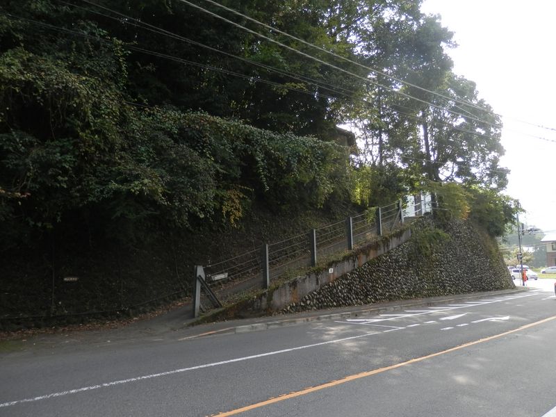 十里木バス停の前に下り立つ