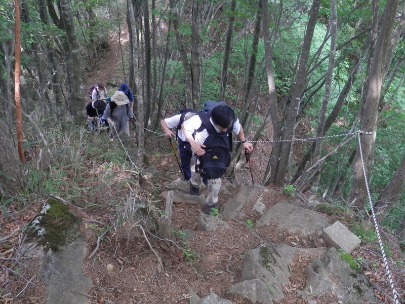鳥ノ胸山 -- 急登ではロープの助けを借りて
