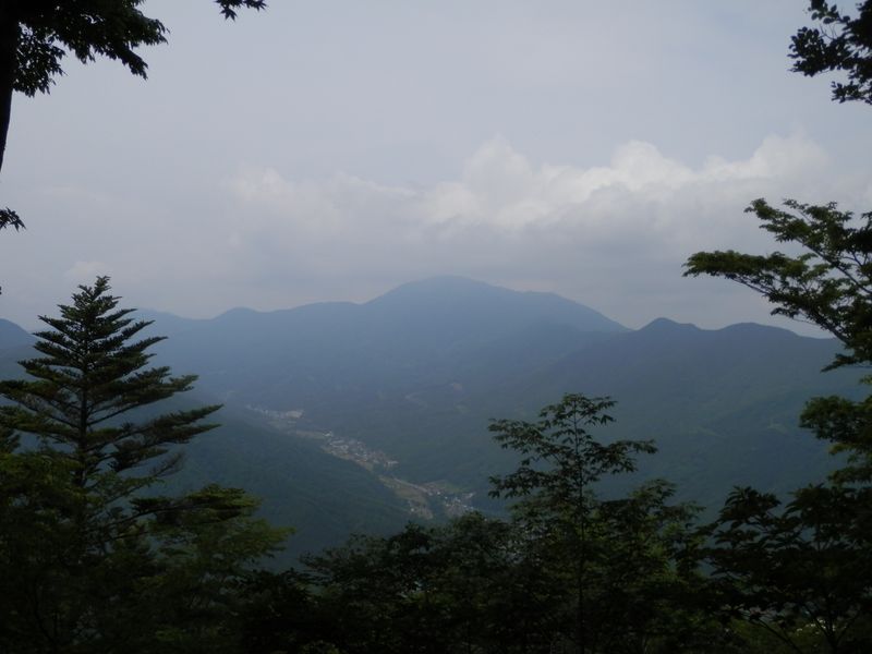 鳥ノ胸山より、御正体山を望む