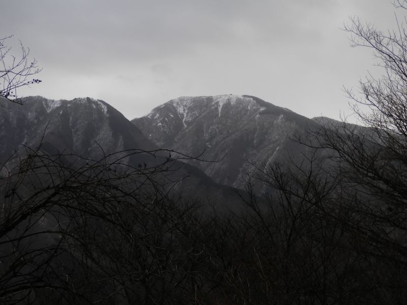 駒止茶屋より、三ノ塔を望む