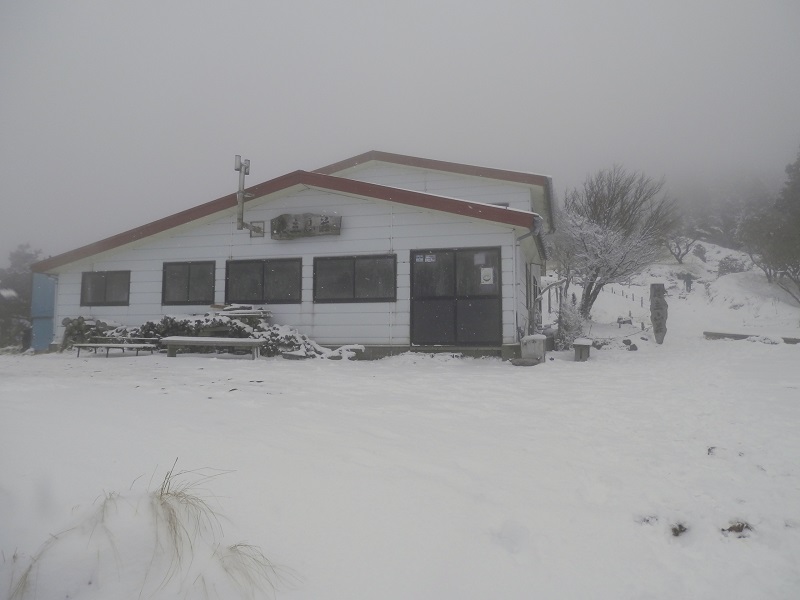 粉雪の舞う花立山荘