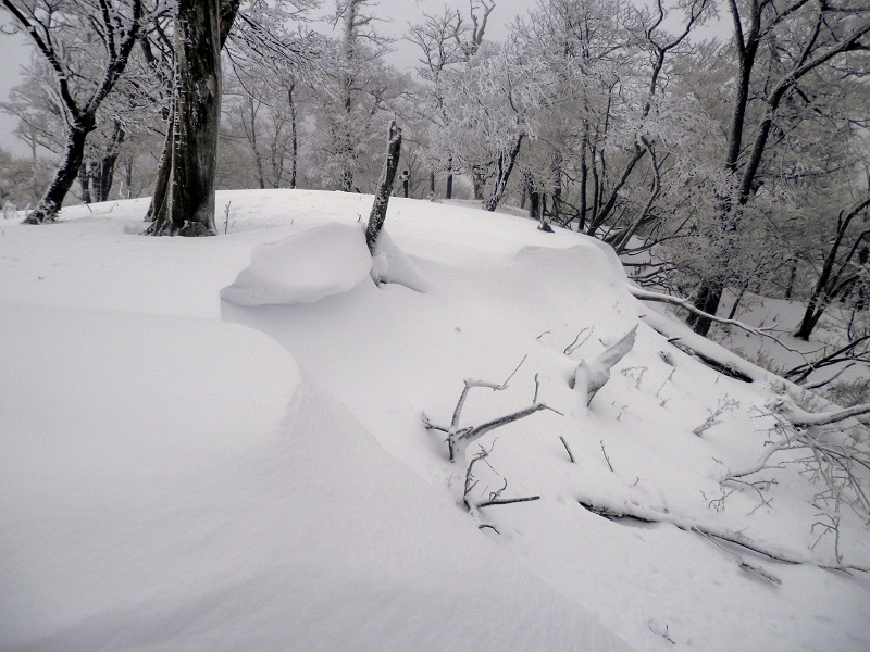 かなり大きな雪庇