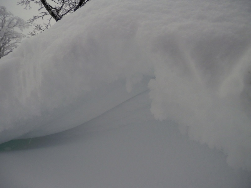 雪庇がつくる、青緑色の空間