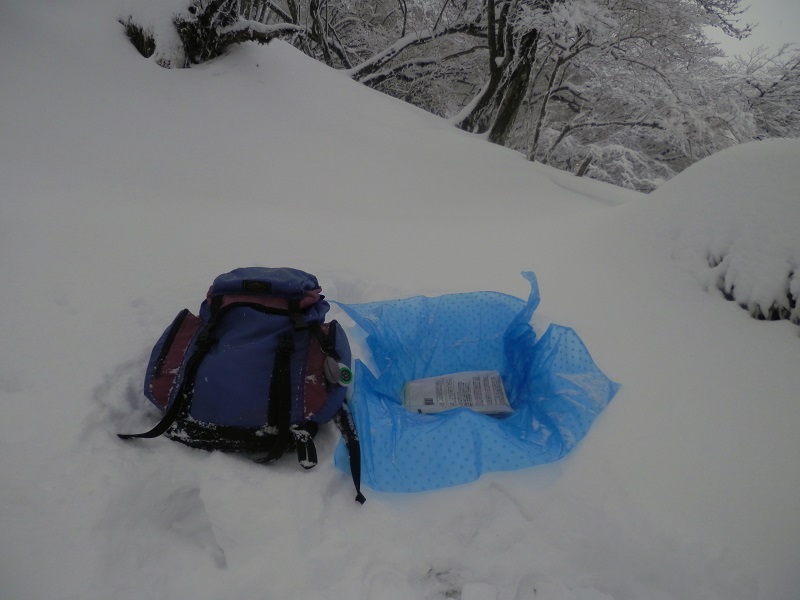 新聞紙を敷いて腰を下ろすと暖かい