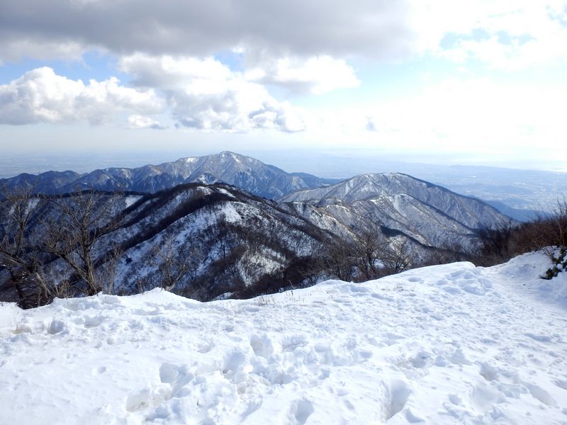 表尾根と大山と相模湾を望む