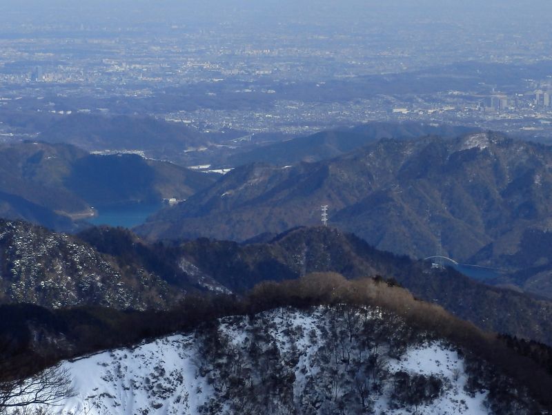 塔ノ岳山頂より、宮ヶ瀬湖を望む