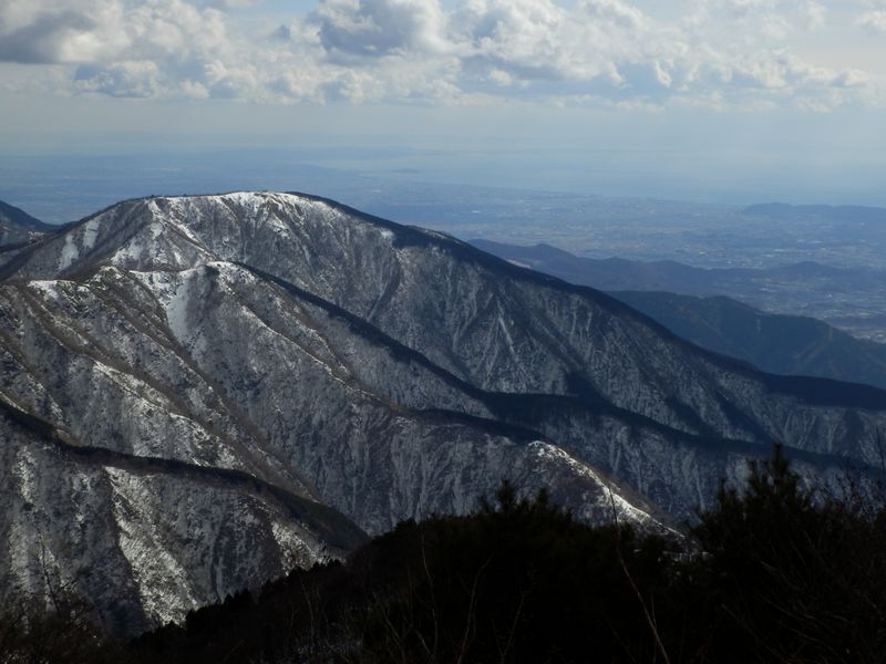 三ノ塔と相模湾を望む