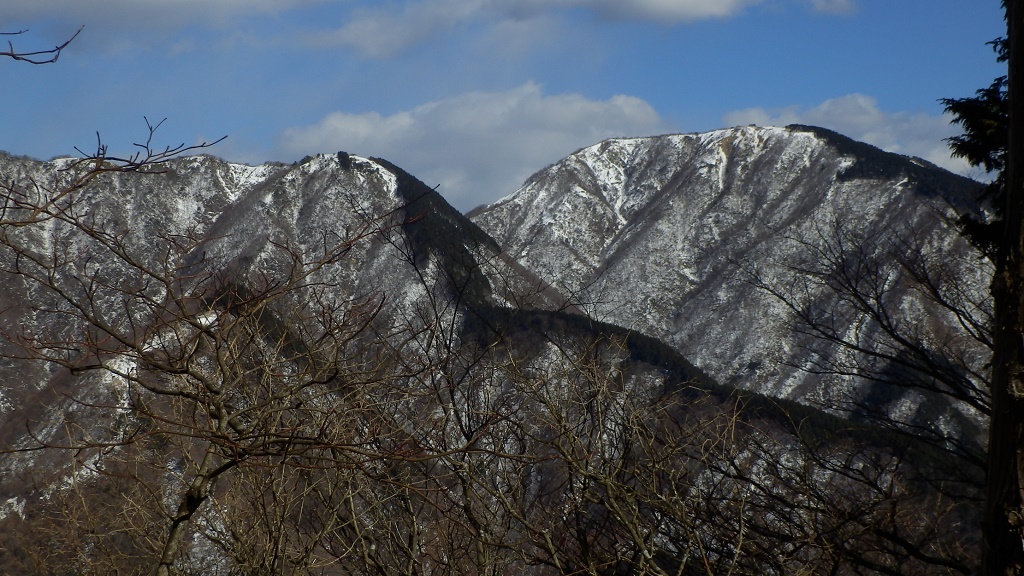 烏尾山と三ノ塔（右）を望む