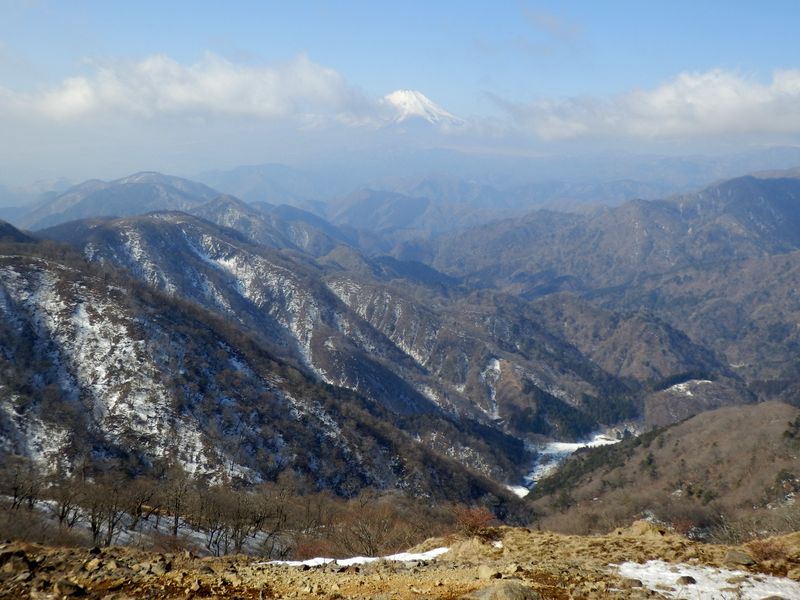 塔ノ岳山頂より、西方の山なみを望む