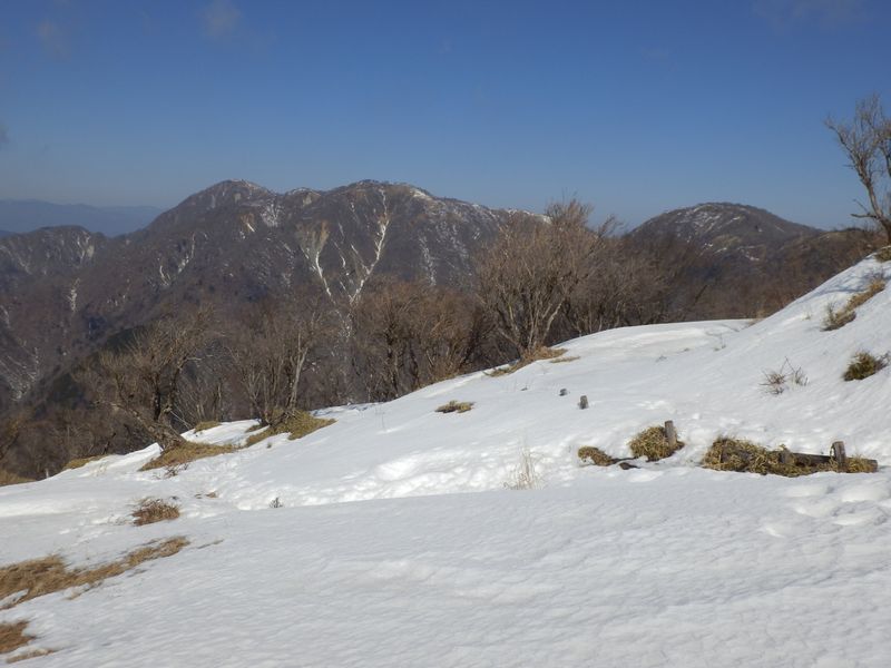 丹沢山（右）から蛭ヶ岳までを望む