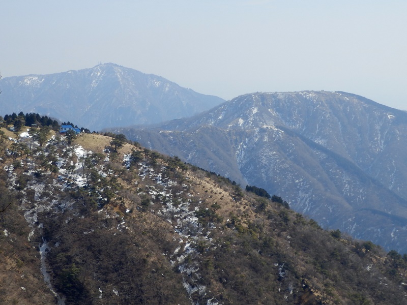 鍋割山稜より、花立山荘、三ノ塔、大山を望む