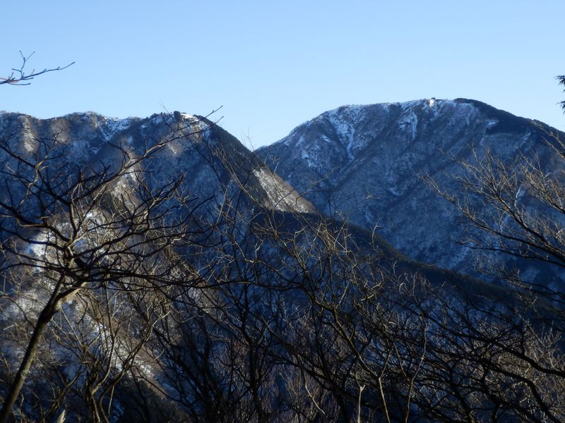 烏尾山（左）と三ノ塔