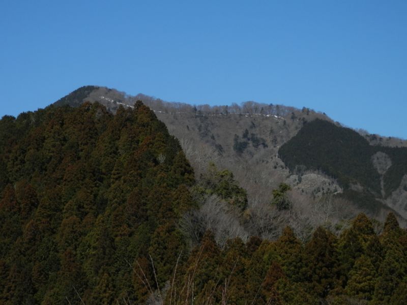 大栂の雪が、白いガードレールみたいに見える