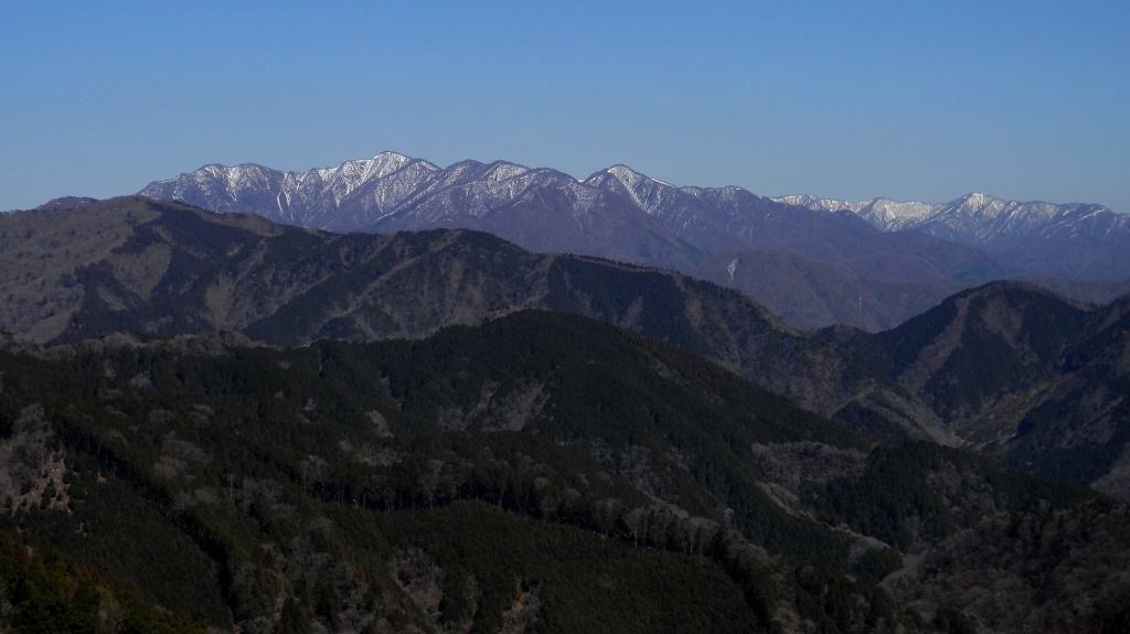 椿丸より、丹沢主脈と主稜を望む